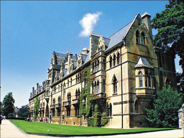 牛津大學城，自13世紀即是英國學術中心。