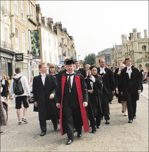 英式風格穿著的老師與學生，百分百英國味！