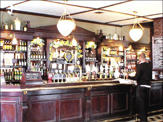 在英國大城小鎮中處處可見英式pub。