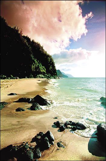 可愛島擁有眾多美麗的海岸線景觀與沙灘美景。(圖片提供／夏威夷旅遊局)