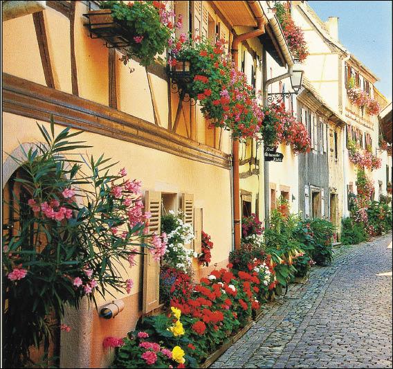 現實的艾居載村與明信片中一樣，有著如童話故事裡的街景。