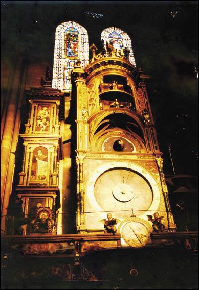 史特拉斯堡聖母大教堂的玫瑰之窗與天文鐘。