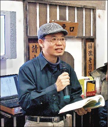 詩人唐捐和他的新詩集《金臂勾》。（唐捐／提供）