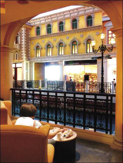 知名的安德魯蛋塔在威尼斯人開分店，遊客可在運河邊用餐邊賞景。