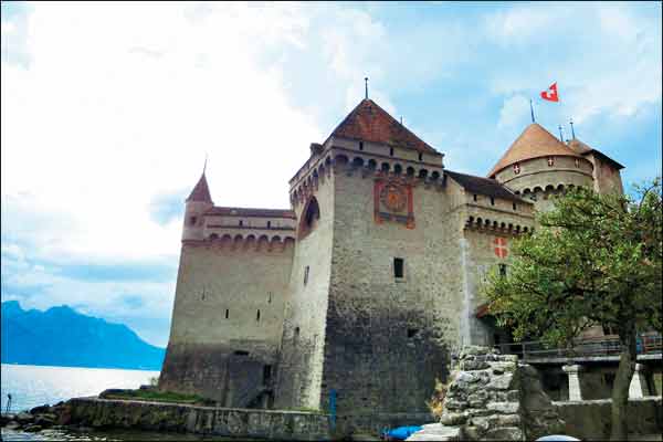 因拜倫的《西庸的囚犯》而聞名的西庸古堡。