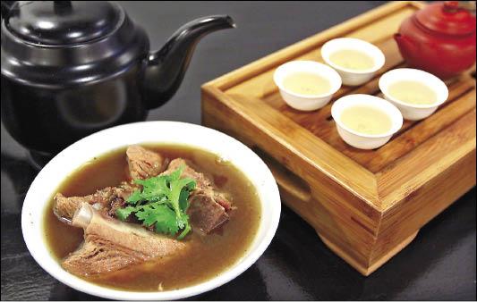 遠近馳名的新美樂肉骨茶。