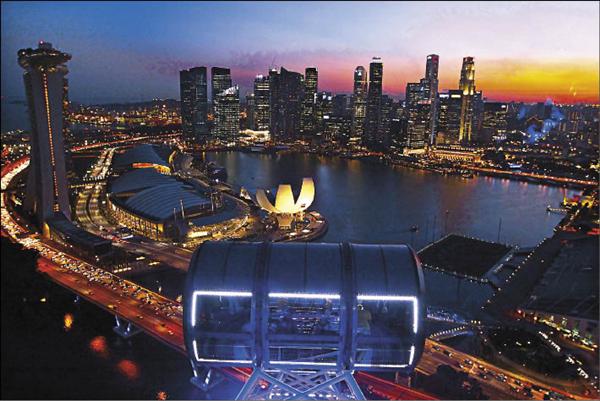 摩天輪上的璀璨夜景讓人沉醉不已。