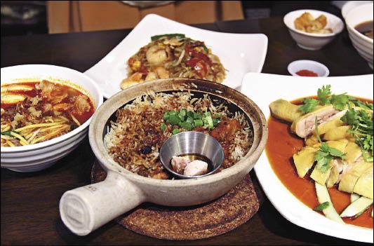 馬來西亞美食街裡有各式美味料理。