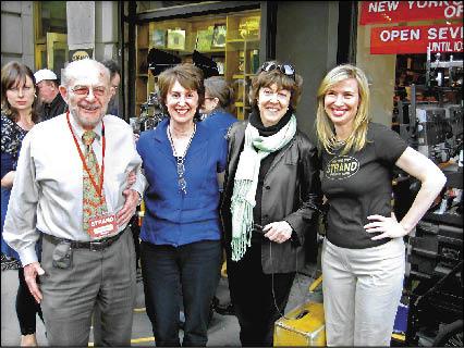 甫於6月辭世的電影導演、編劇、製作人諾拉．艾芙隆（右二），她趁拍片空檔與「史傳德書店」的兩代經營者合照，他們是圖中最左與最右的弗雷德．巴斯及女兒南西．巴斯．懷登。 （Courtesy of Strand Book Store）