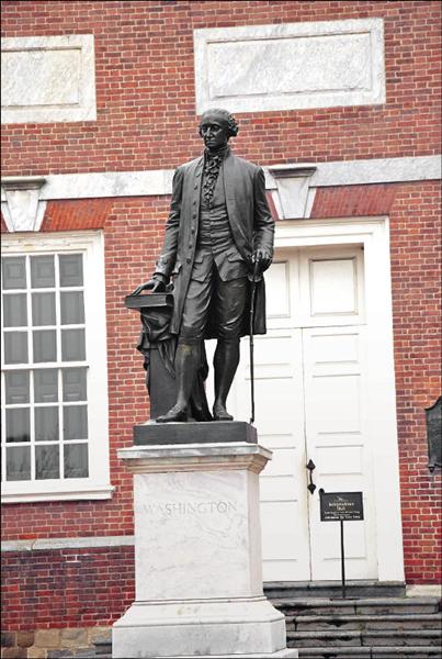 獨立廳前有著美國第一任總統華盛頓的雕像。
