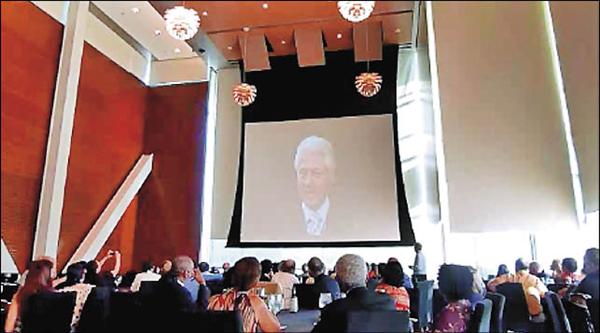 會議受到柯林頓基金會大力贊助，歡迎晚宴在柯林頓圖書館內廳舉行，巿長致詞後，螢幕即播出柯林頓祝賀會議的談話。