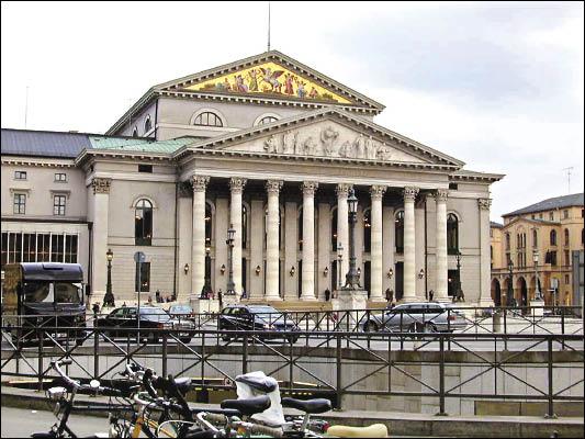 慕尼黑文藝薈萃，有「伊薩河畔的雅典」之稱。