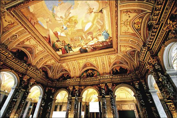 維也納美術史博物館華麗的繪畫覆蓋了天頂。