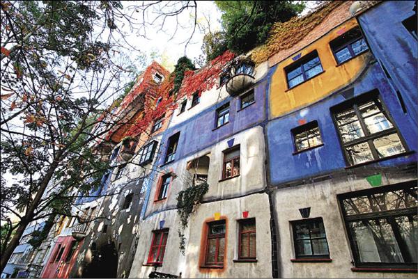 百水公寓就像是畫布上的油畫一般色彩鮮豔。