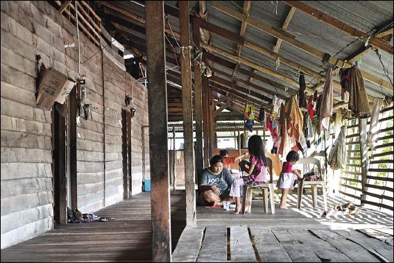 由茅草和竹子搭建的長屋，現在還有許多當地人居住。