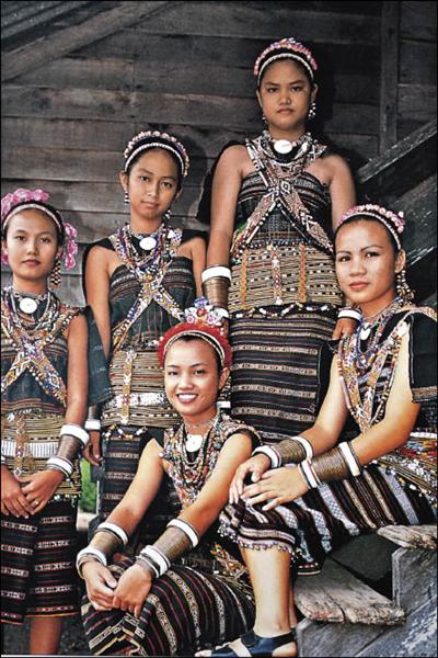 穿著傳統服飾的沙巴原住民女子。