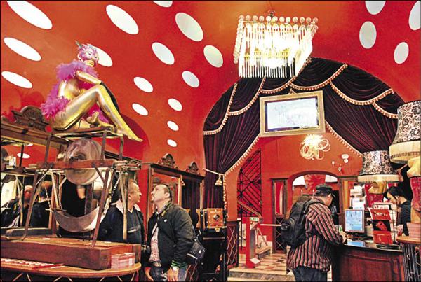 布拉格性器具博物館，館內紅通通主色調很有情愛氣氛。