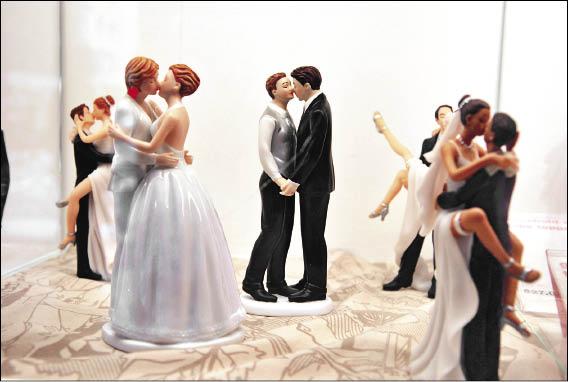 紐約性博物館商店內呈列的結婚蛋糕雕像，新人涵蓋不同逗趣「性」質。