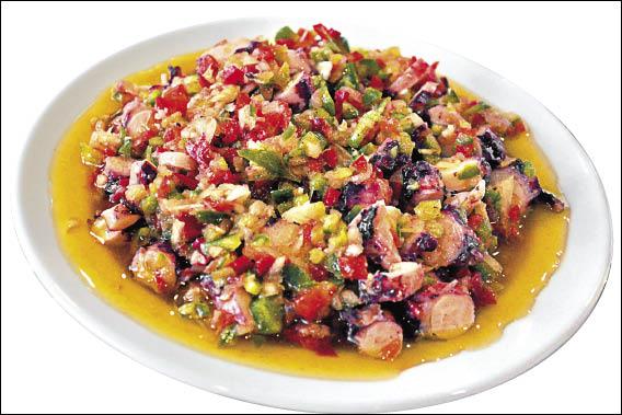 皮庫島的海鮮豐富，圖為章魚沙拉。