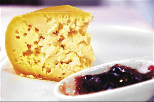 皮庫島天然放牧的當地乳酪與果醬。