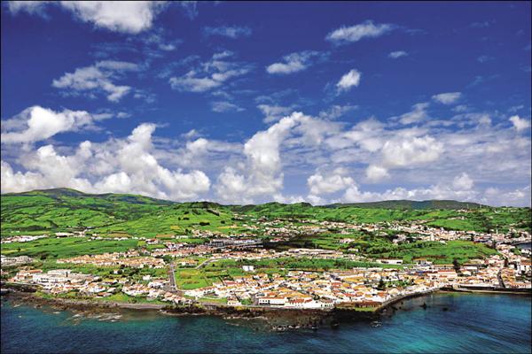 從法亞爾島的火山遺跡Monte da Guia俯瞰第一大城Horta，景色優美，讓人心曠神怡。