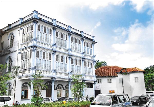 位在郵政局對面的大樓閣(The Pavilion)，建築同樣洋溢異國風情。