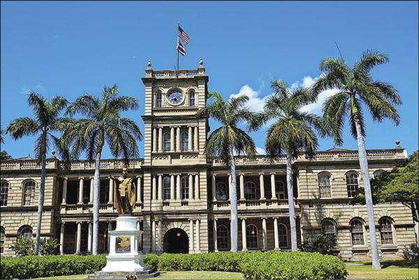 位在Iolani皇宮對面的高等法院與卡美哈美哈國王雕像是當地知名地標。