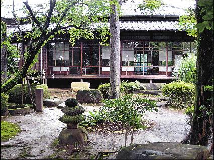 夏目漱石在熊本教書時的舊居庭園。