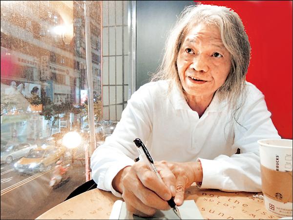 小說家東年及其兩冊新作《愚人國》暨《城市微光》。（張耀仁／攝影）