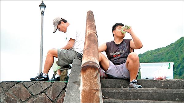 紀錄片《築巢人》拍攝一對無法溝通的父子，在兩人築起的巢裡相依為命。（牽猴子／提供）