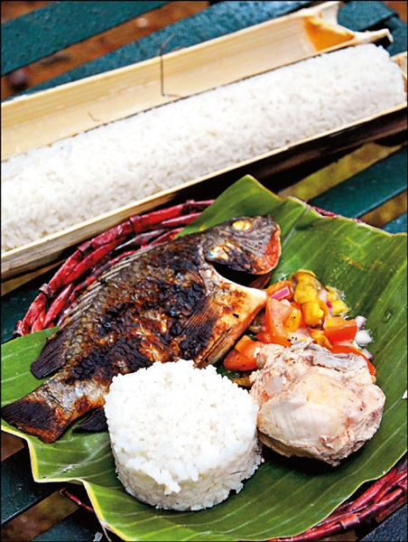 就地取火烹煮的竹筒飯搭配肉類等，就是矮黑族風味餐。