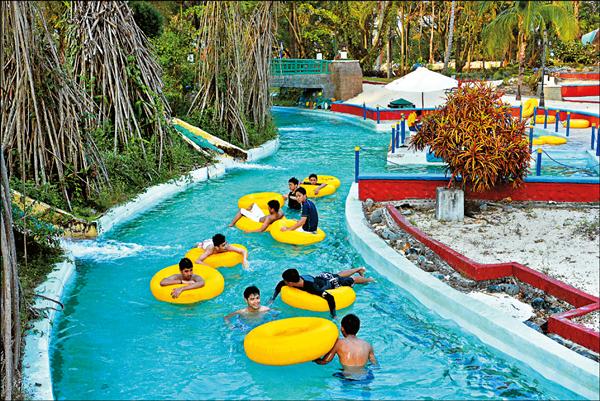 水上樂園的各項水上遊樂設施，讓大小朋友下水盡情玩樂。