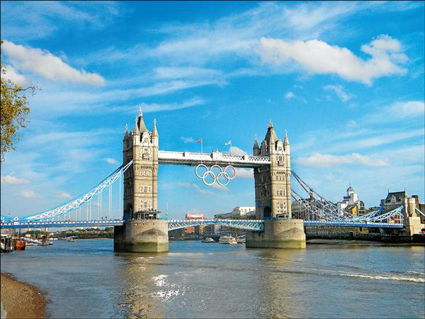 倫敦塔橋橫跨泰晤士河兩岸，平日為交通繁忙的路線。