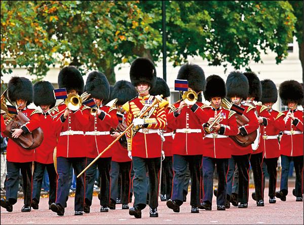 衛兵交接時，由樂儀隊引領進場。