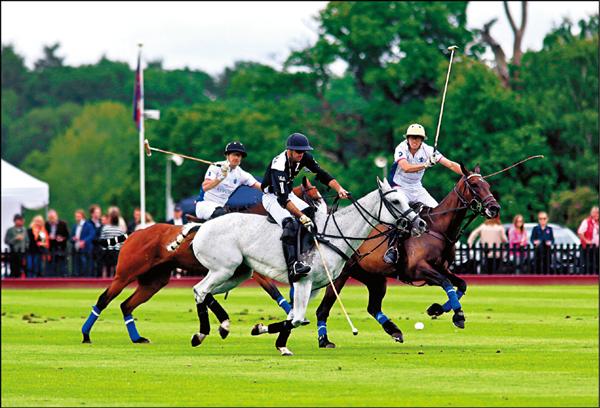 英國馬球比賽全場流露出貴族般的氣息。（美聯社資料照）