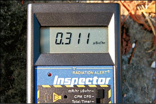 這次走調團甚至在許多學校測到驚人數字，圖為在前鎮高中校門口測得的數據。（台灣環境輻射走調團提供）