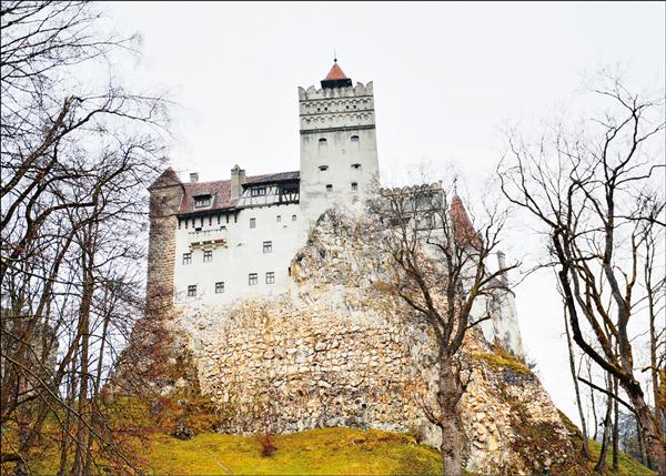 布蘭城堡因小說《德古拉》更廣為人知，還被稱為吸血鬼城堡。