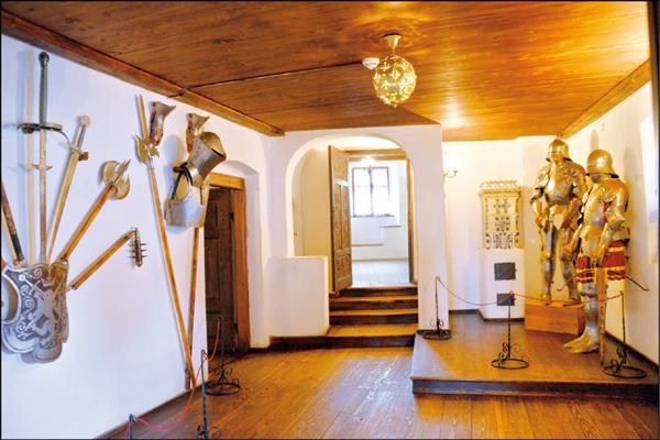 布蘭城堡內展示往昔武器，見證城堡昔日的防禦功能。