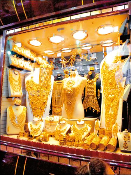 櫥窗裡陳列著各式各樣的大型黃金臂環、黃金肚兜、黃金頭飾、金鏤衣等。