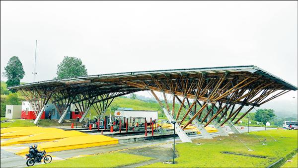 竹造收費站造型特殊迷人。