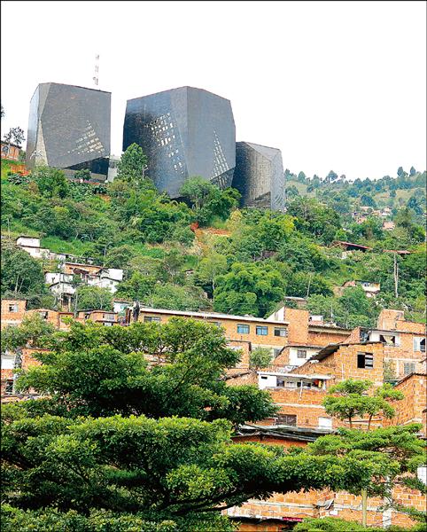 聖多明哥山丘上新建的西班牙圖書館外觀。