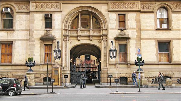 中央公園對面72街口的達科塔大廈，就是約翰藍儂故居。