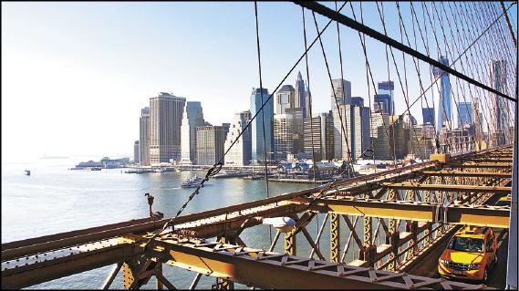 橋上望向曼哈頓左邊的海上，有個小小的自由女神身影。