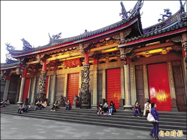 進去廟要面對廟門的右邊進去，也就是所謂的「龍邊」，出來就由另一邊「虎邊」，這就是「入龍喉，出虎口」，象徵入吉出凶。（資料照，記者黃其豪攝）
