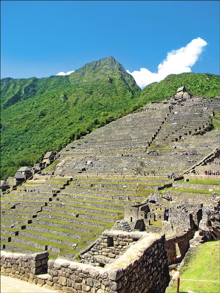 讓人望而生畏的農業區，高聳梯形石牆與頂端的瞭望小屋。