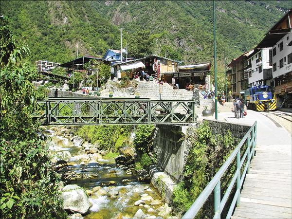 火車駛進馬丘比丘山腳下的小巧熱水鎮。