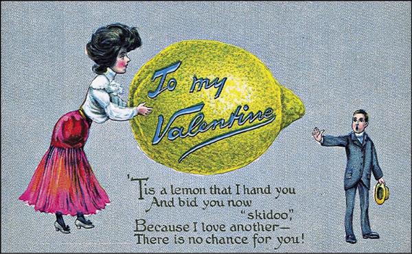 這張20世紀初的卡片確實酸意十足，上面寫著：「送你這顆檸檬，請快快滾。因為我愛的是別人，你根本沒半點可能。」