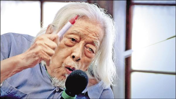 史明為宣揚台獨理想，終年奔波全台巡迴演講。（陳麗貴╱提供）