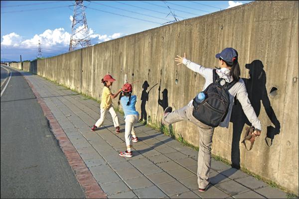 在旅行中，我帶領著孩子用一種「簡單」的模式自處，與環境相容。