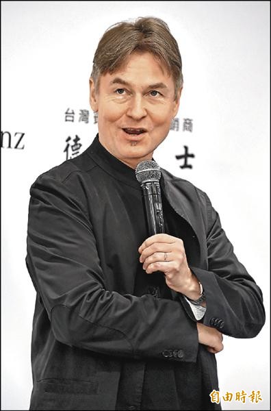 芬蘭籍指揮大師沙隆年，經過多年才再度來台，他忍不住直呼：「真的太久了！」（記者陳奕全攝）